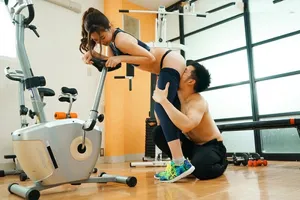 Xin ông chồng đi tập gym, bà xã địt trộm với anh pt