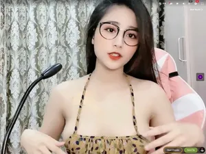 Bồ xinh đẹp phục vụ mấy anh em đồng dâm vô cùng nhiệt tình