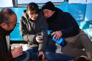 Chồng yêu ngu ngục để người vợ đi cắm trại với hàng xóm