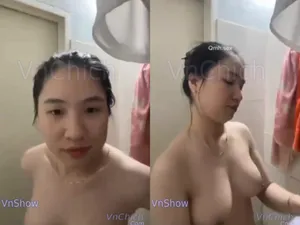 Gái vú đẹp, vừa call với con ghệ vừa tắm