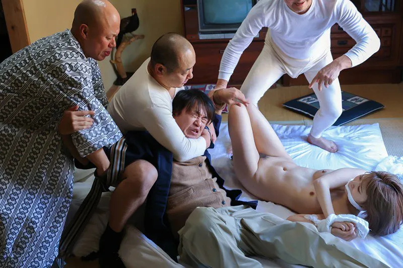 Gã chồng nhìn cô vợ bị những tên tù vượt ngục cưỡng hiếp