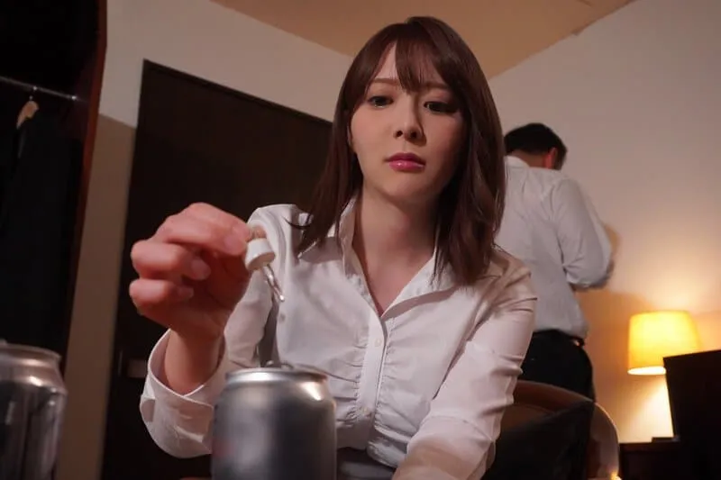 Chuyện lạ khi em thư ký chuốc thuốc anh trưởng phòng để chịch trong chuyến công tác