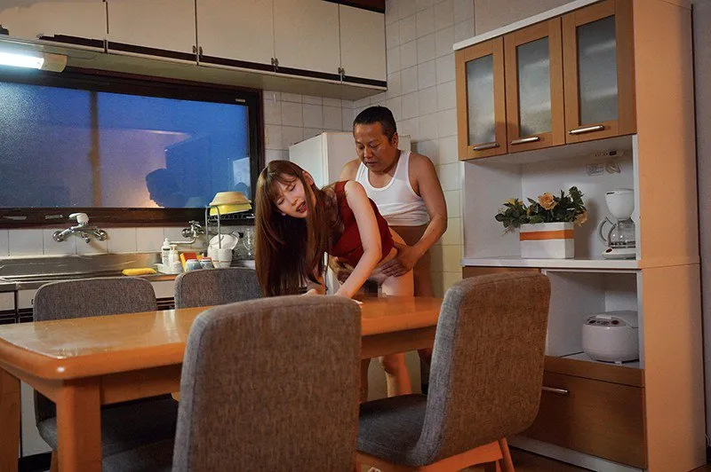 Con gái bị gã chồng mới của mẹ trả bài mỗi ngày, cho dù đã có người yêu