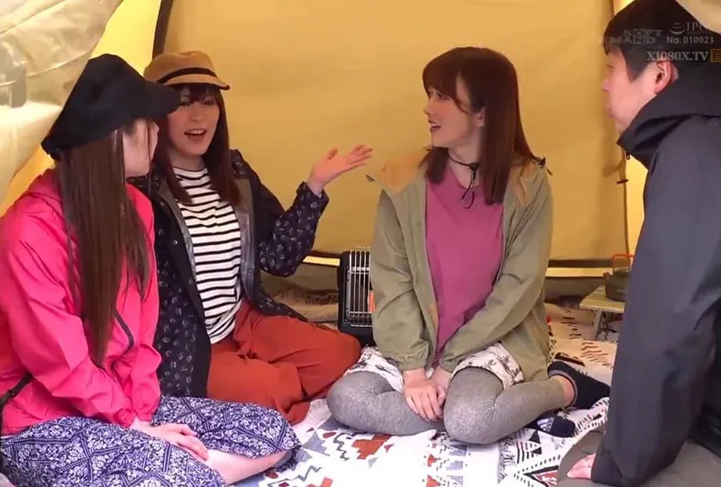 Chuyện lạ đời, ông chồng thay vợ đi cắm trại với mấy cô bạn của vợ ở khu phố…